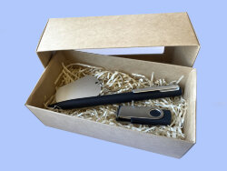 Подарочный набор с ручкой, брелоком и флешкой в коробке с окошком